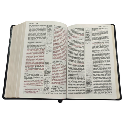 NKJV, Reference Bible, Center-Column Giant Print, Leathersoft, Black, Red Letter Edition, Thumb Indexed, Comfort Print: Holy Bible, New King James