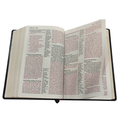 NKJV, Reference Bible, Center-Column Giant Print, Leathersoft, Black, Red Letter Edition, Thumb Indexed, Comfort Print: Holy Bible, New King James