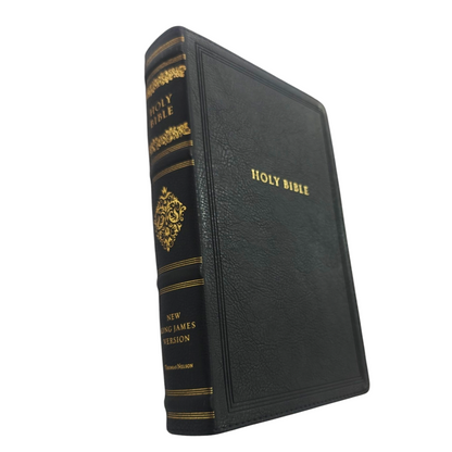 NKJV, Personal Size Reference Bible, Sovereign Collection, Leathersoft, Black, Red Letter, Comfort Print: Holy Bible, New King James Version |