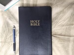 NKJV, Reference Bible, Personal Size, Giant Print, Leathersoft, Black, Red Letter Edition