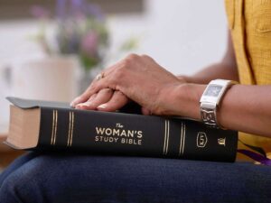 KJV Woman’s Study Bible, Black Genuine Leather Edition (ISBN: 9781400332571)