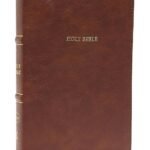 NKJV, Thinline Bible, Leathersoft, Brown, Red Letter, Comfort Print: Holy Bible, New King James Version Imitation Leather – Import