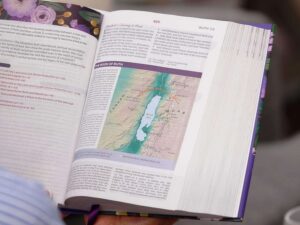 KJV Woman’s Study Bible, Black Genuine Leather Edition (ISBN: 9781400332571)