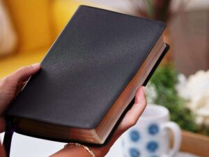 KJV Woman’s Study Bible, Black Genuine Leather Edition (ISBN: 9781400332571)