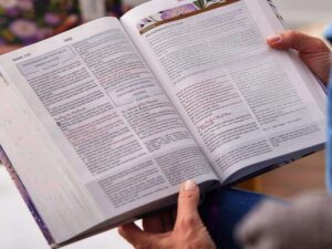 KJV Woman’s Study Bible, Black Genuine Leather Edition (ISBN: 9781400332571)