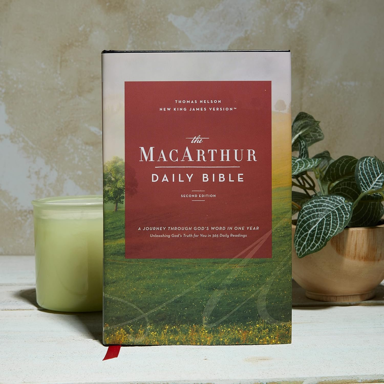 NKJV MACARTHUR DAILY BIBLE: A Journey Through God's Word in One Year Hardcover – Import,