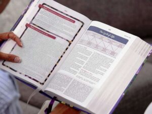 KJV Woman’s Study Bible, Black Genuine Leather Edition (ISBN: 9781400332571)