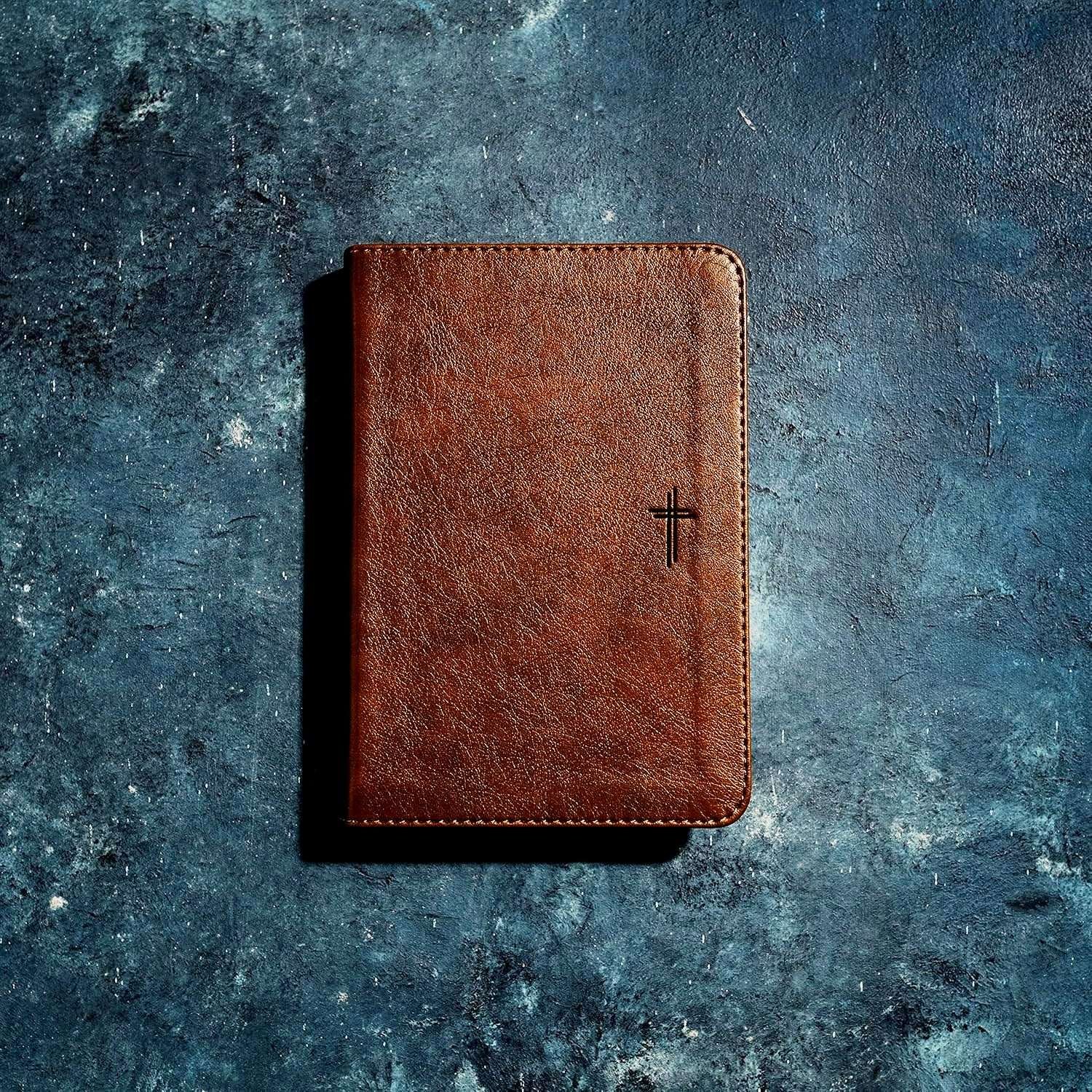 NLT Compact Bible, Filament Enabled Edition: Rustic Brown Cross Design, LeatherLike Cover (ISBN: 9781496455482)