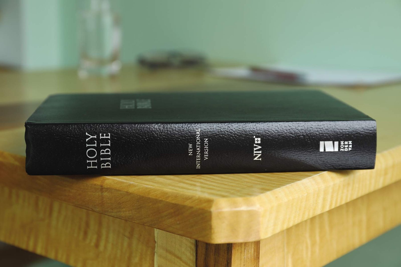 NIV Gift and Award Bible with leather-look binding in Comfort Print, New International Version