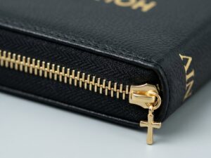 Studio photo of NIV Medium Zip Cross Black in detail